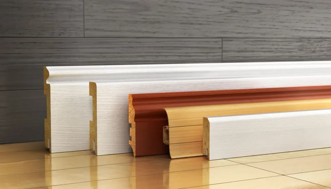 Variedad de rodapiés de madera y PVC en diferentes acabados, listos para instalar. Aprende como poner rodapiés y renueva tus espacios.