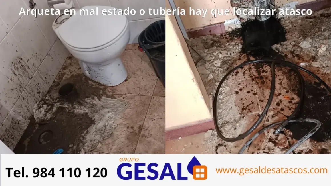 Baño inundado por atasco en la arqueta comunitaria. Se observa suciedad y una tubería de desatasco.