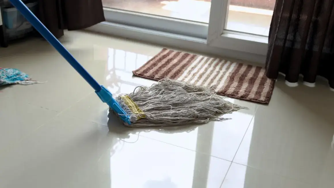Mopa limpiando un suelo de gres para recuperar su brillo.