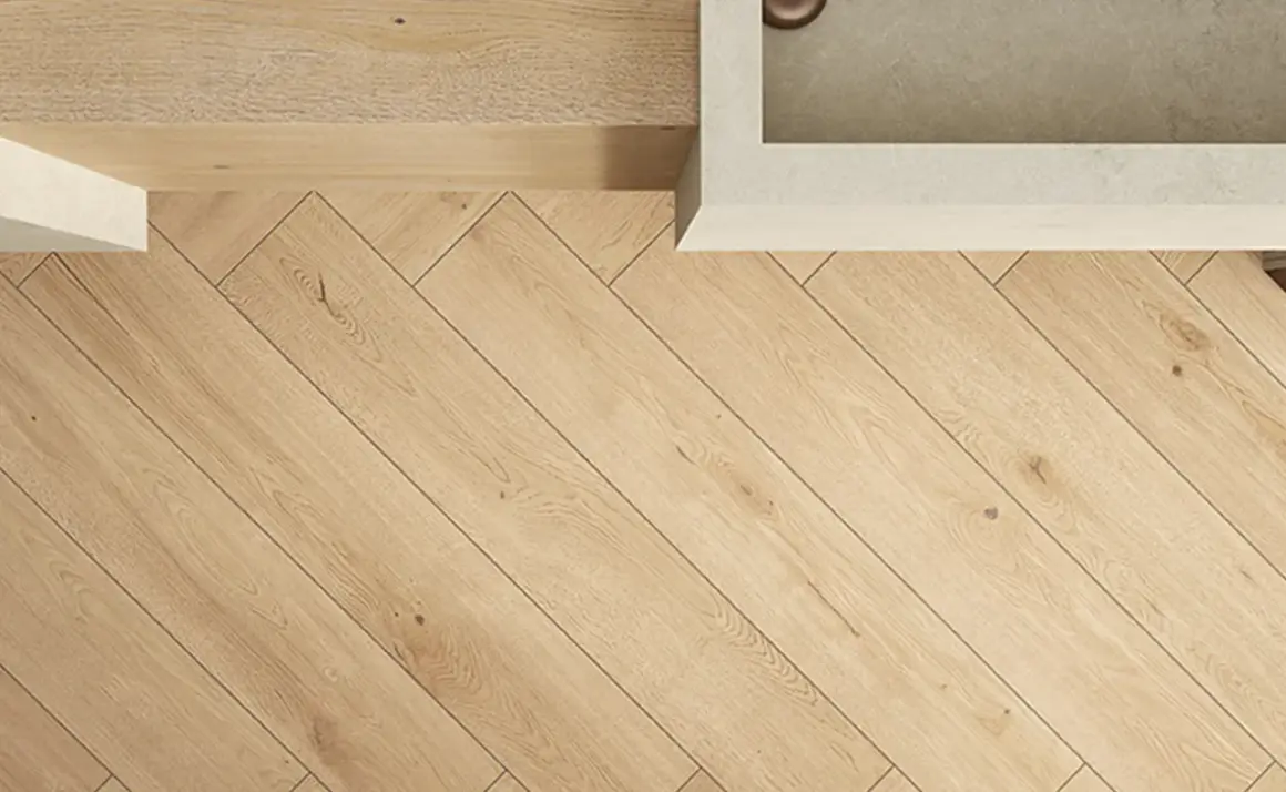 Instalación de porcelanato de 120x20 en espiga, creando un patrón elegante y moderno en el suelo.
