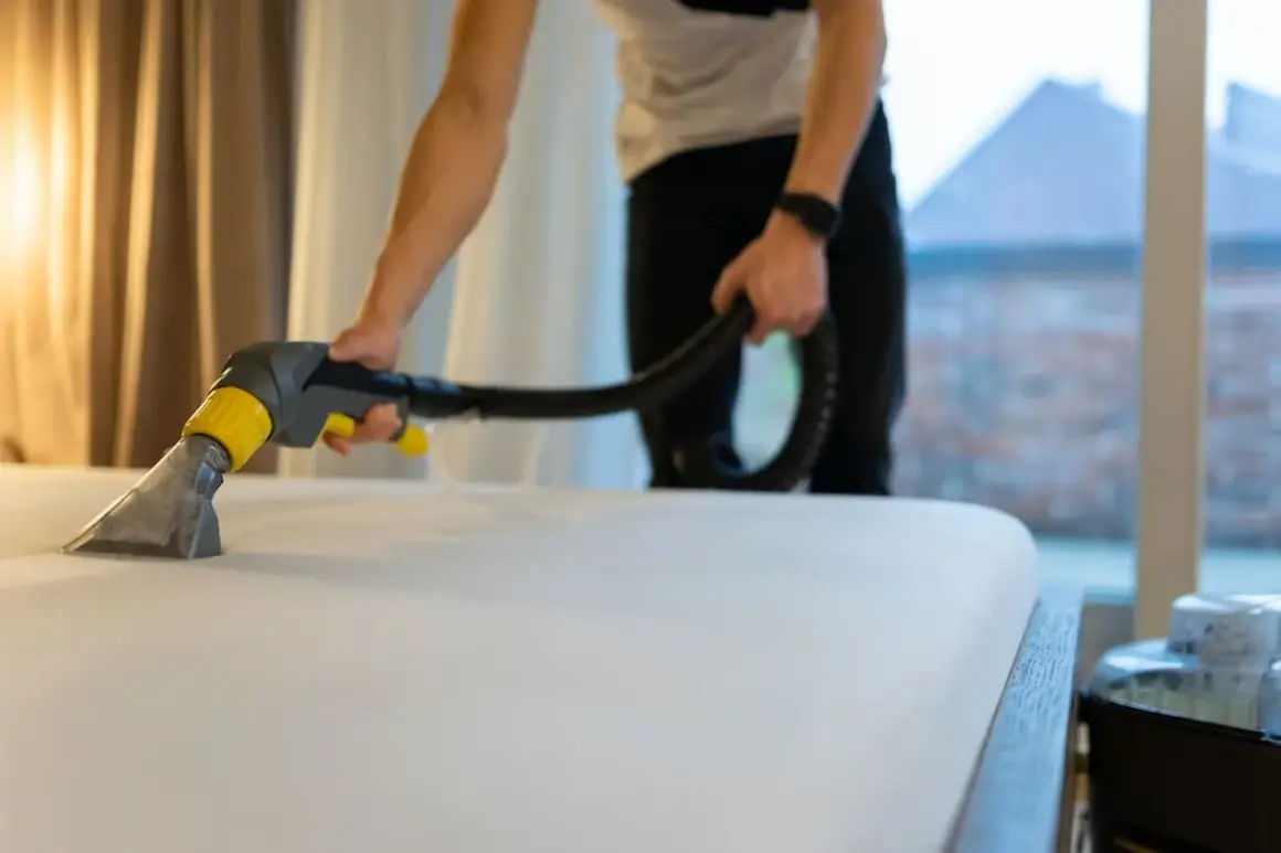 Me han llamado para limpiar el colchón. Un profesional usa una aspiradora especial para eliminar manchas y suciedad, dejando la cama impecable.