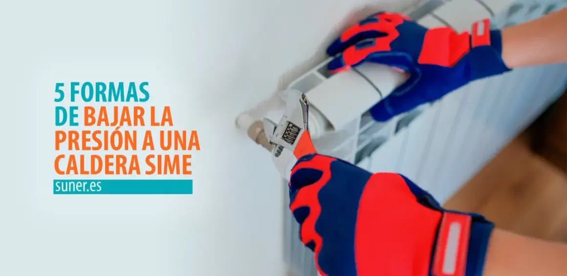 Manos con guantes ajustando una llave inglesa en un radiador, para solucionar la presión de la caldera alta.