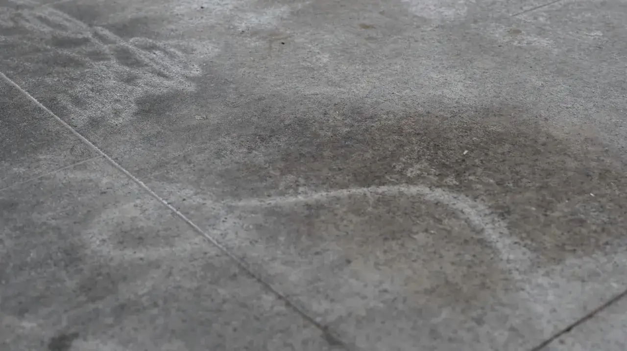 Detalles de c&oacute;mo limpiar suelo de granito muy sucio, con marcas y suciedad visible.