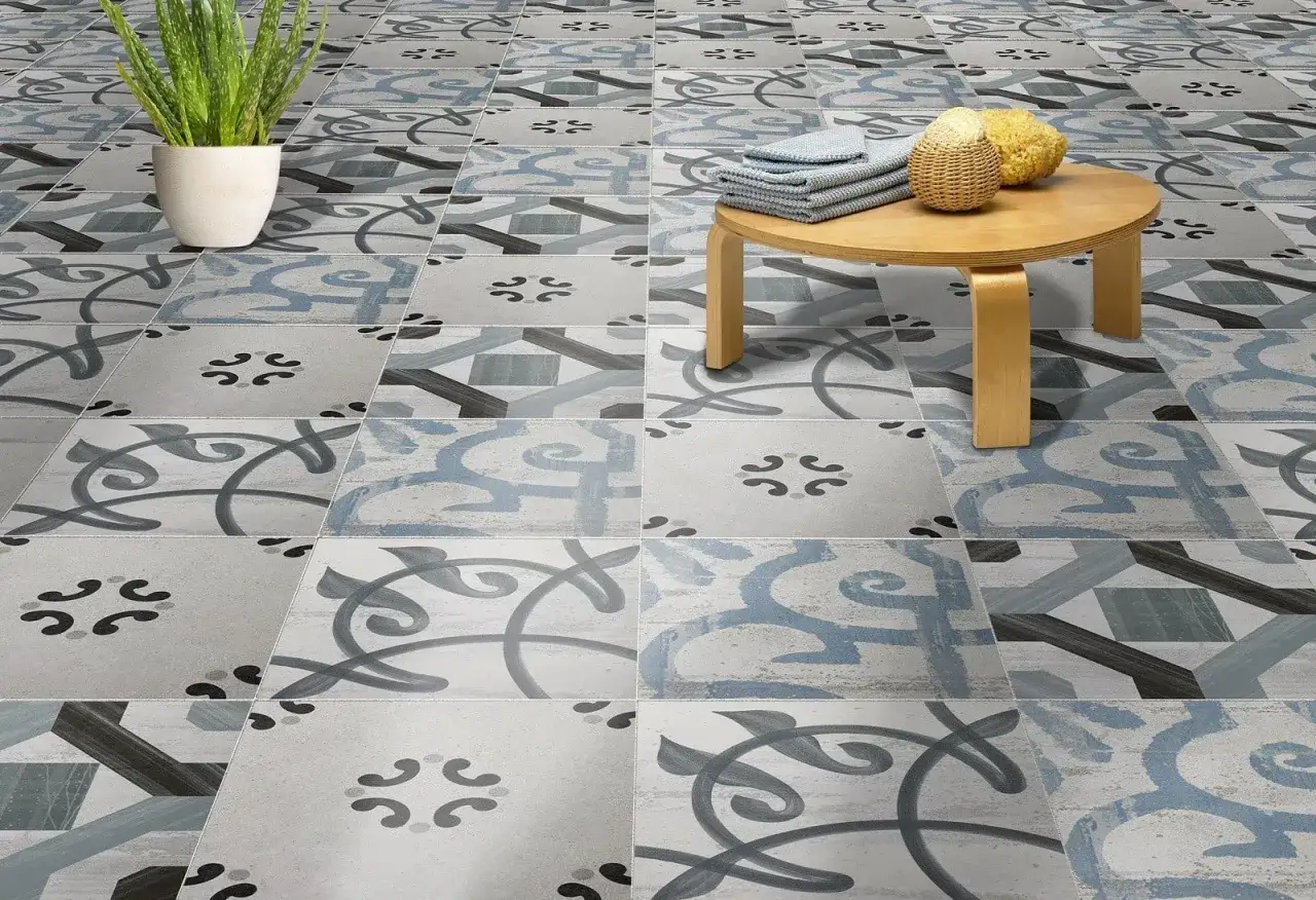 Un suelo hidr&aacute;ulico con un dise&ntilde;o de azulejos vintage en tonos grises y azules, ideal para limpiar y mantener.