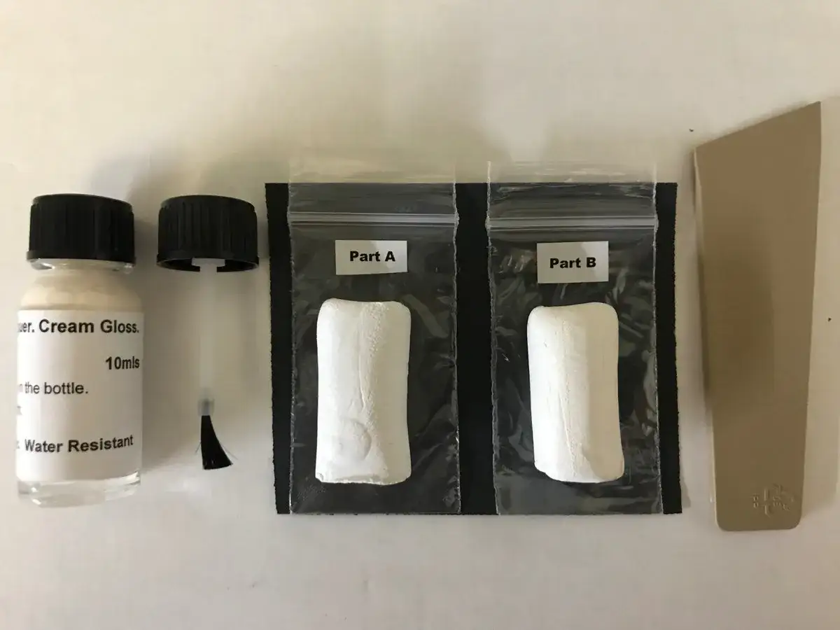 Kit para reparar azulejos: crema, pincel, dos partes de masilla y esp&aacute;tula. Ideal para saber como tapar agujeros en azulejos.