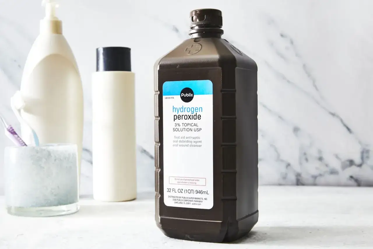 Botella de agua oxigenada Publix, ideal para limpieza y primeros auxilios.