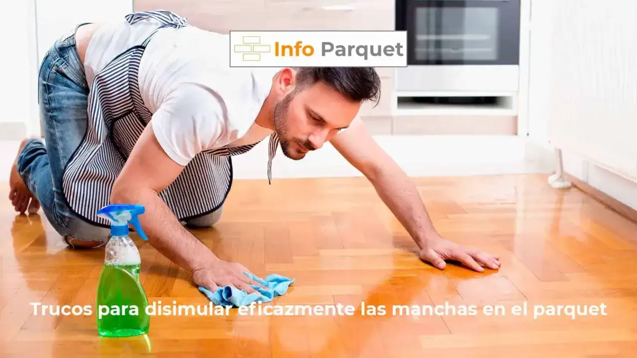 Hombre con delantal limpiando parquet con spray y pa&ntilde;o, aprendiendo trucos para disimular manchas en parquet.
