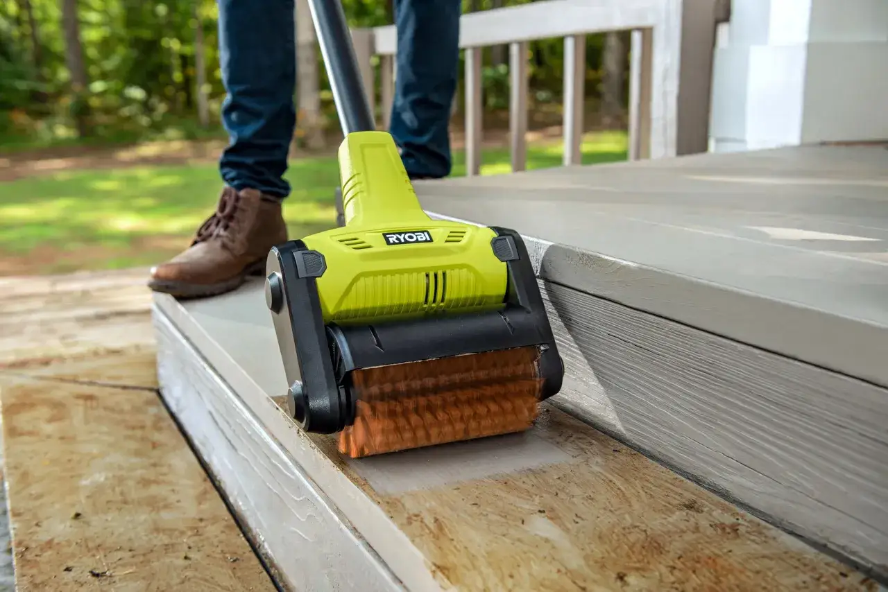 Un hombre usa un cepillo el&eacute;ctrico para la limpieza de patios, dejando la madera de la terraza impecable.