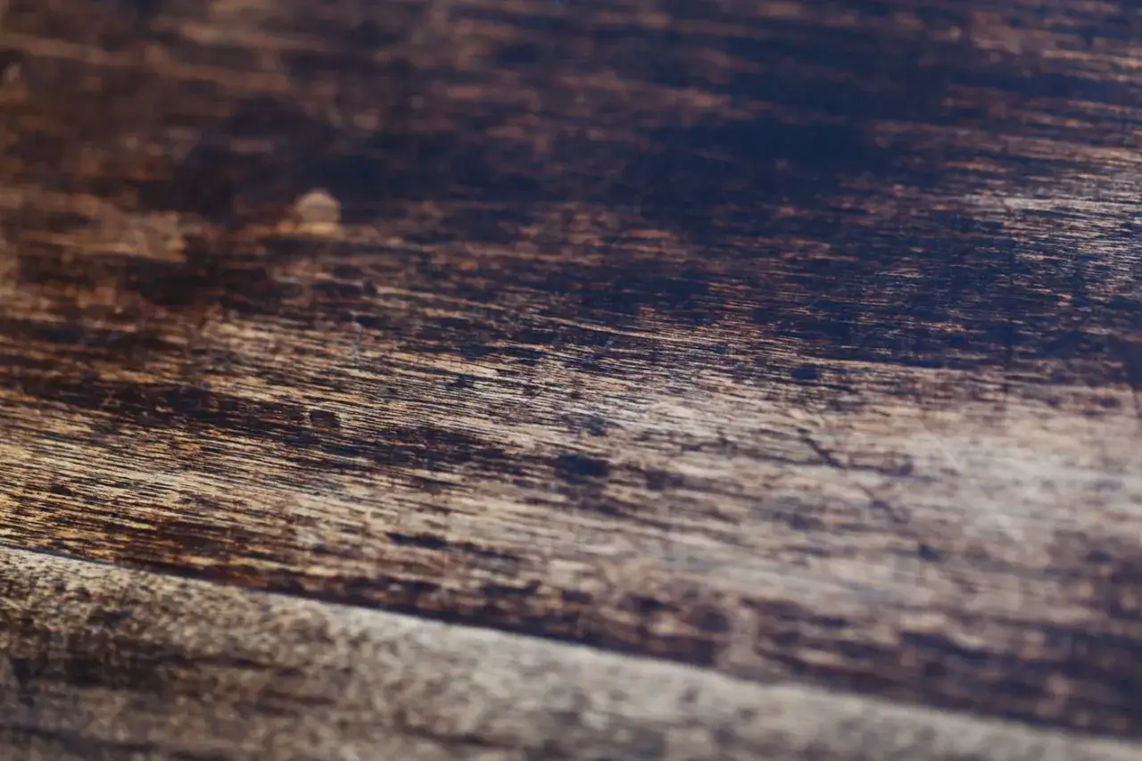 Detalles de madera desgastada, perfectos para aprender como recuperar el parquet y darle una nueva vida.
