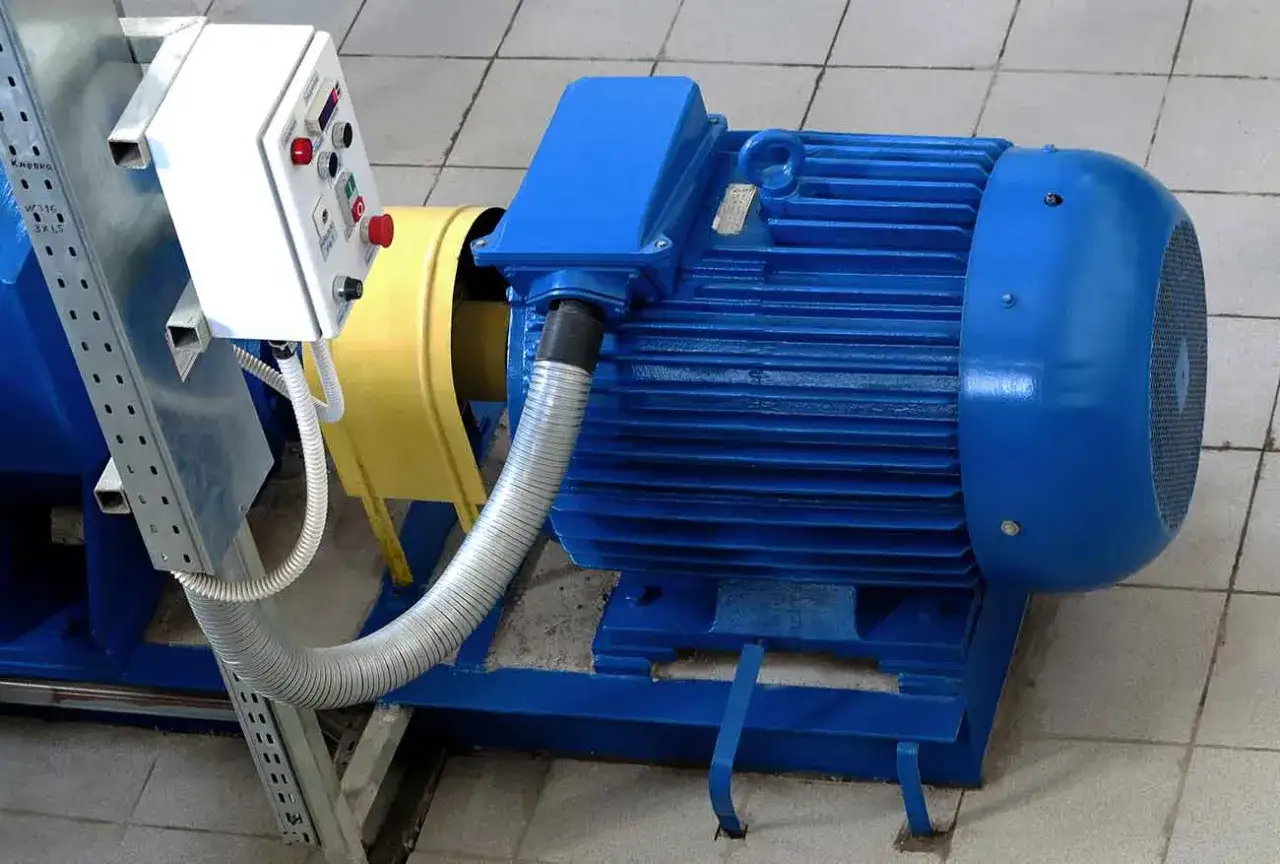 Motor azul de bomba de agua con panel de control. Si la bomba de agua no funciona, este motor podr&iacute;a ser la causa.