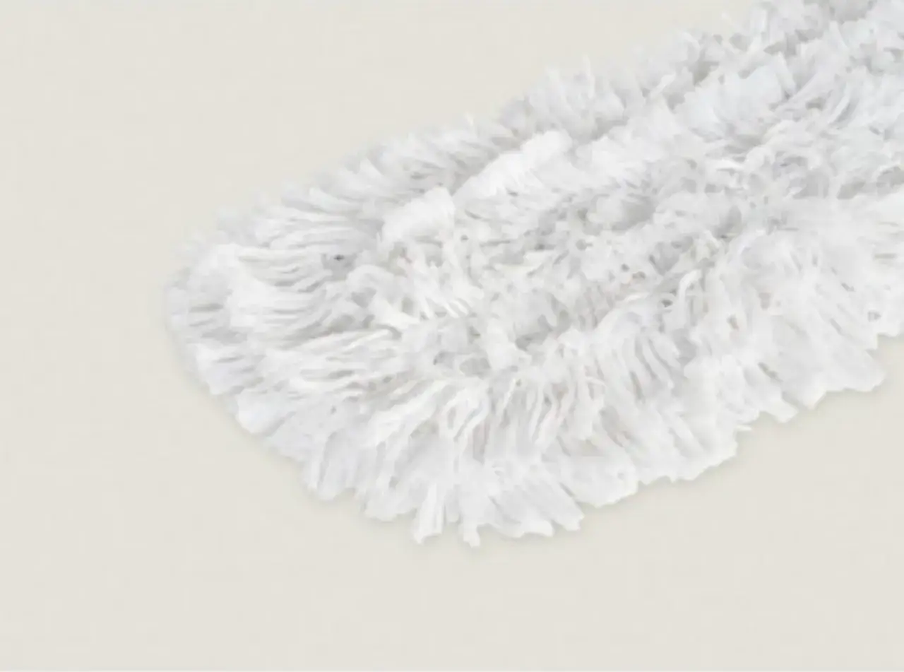 Detalle de una mopa blanca con flecos, ideal para aprender como limpiar la mopa despu&eacute;s de usarla y mantenerla impecable.