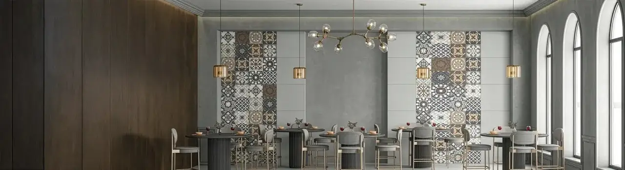 Un comedor moderno con paredes de madera oscura y una cenefa que es un mosaico de azulejos geom&eacute;tricos. Mesas altas y sillas de terciopelo gris completan el espacio.