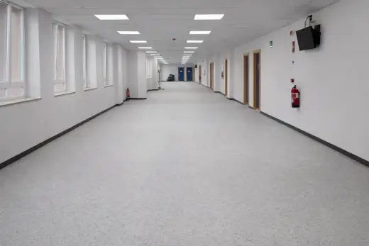 Pavimento escolar - cómo elegir el suelo ideal para cada zona