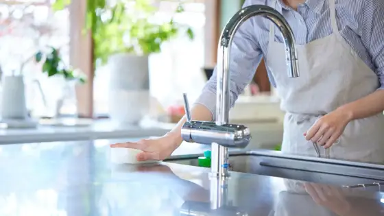 Cómo limpiar una cocina sin perder tiempo ni dañar superficies