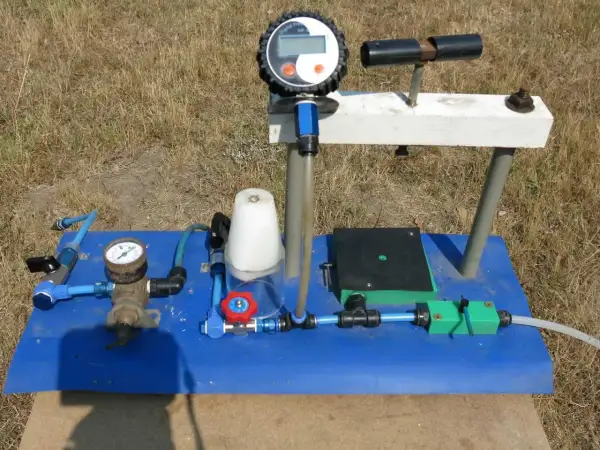 Dispositivo para medir la presión del agua con manómetros y válvulas.