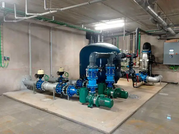 Instalación de bombas y tuberías que ilustran como funciona un grupo de presión para mantener el caudal de agua.