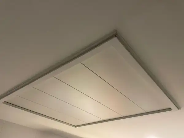Techo desmontable blanco con lamas finas, ideal para baños. Una solución práctica entre los tipos de techos desmontables para baños.