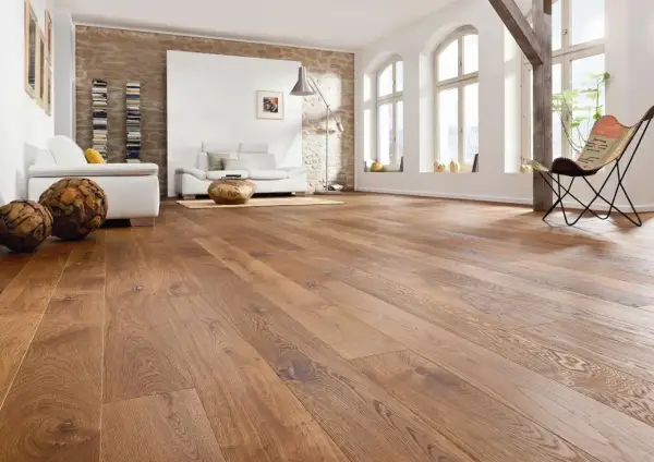 Suelo de madera rústica, ideal para reemplazar baldosas y dar calidez a tu hogar.