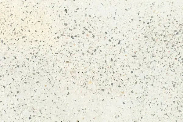 Suelo de terrazo con incrustaciones de piedra gris y beige. ¿Cuánto cuesta pulir un suelo de terrazo?