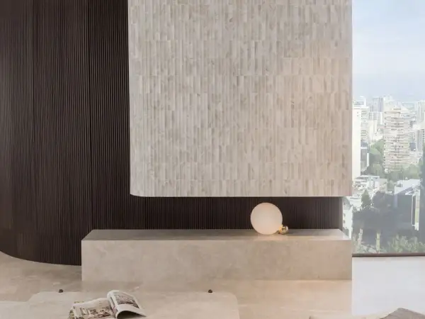Detalles de cómo revestir una pared con azulejos de mármol y paneles oscuros, creando un diseño moderno.