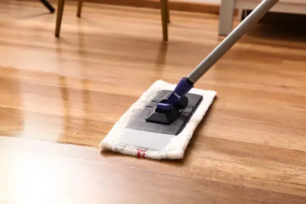 Un suelo de madera reluciente se limpia con una mopa. ¿Cada cuánto hay que fregar el suelo para mantenerlo así de impecable?
