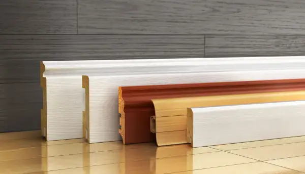 Variedad de rodapiés de madera y PVC en diferentes acabados, listos para instalar. Aprende como poner rodapiés y renueva tus espacios.