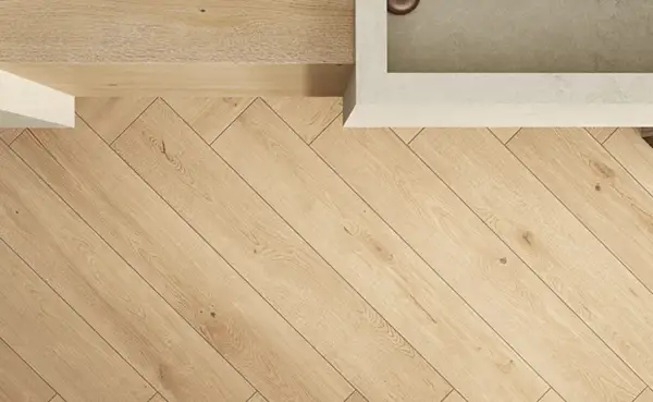 Instalación de porcelanato de 120x20 en espiga, creando un patrón elegante y moderno en el suelo.