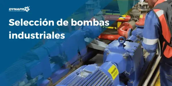 Selección de bombas industriales. Un técnico revisa un grupo de bombeo con tuberías rojas y azules.